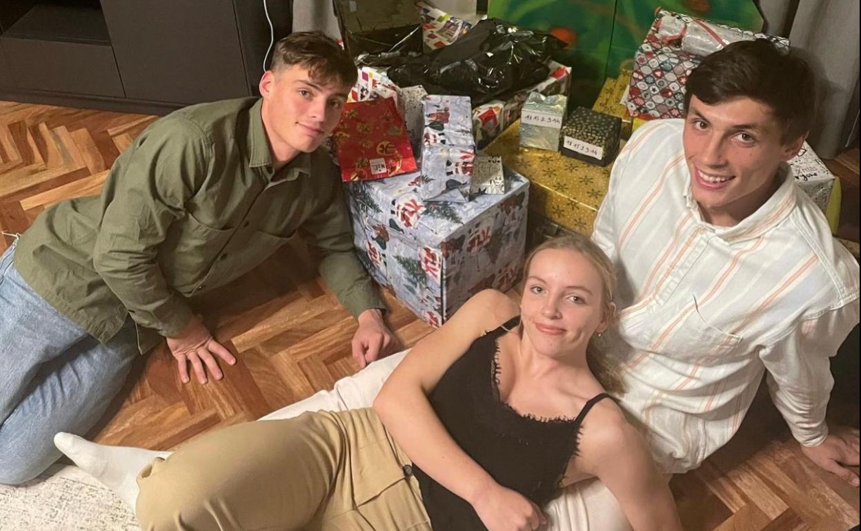 Le Normand con sus hermanos, Theo y Nora.