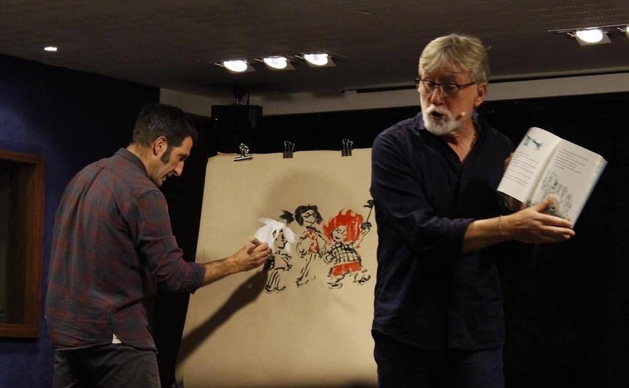 Antton Kazabon relatando en Durango la historia de 'Mari, Meri eta Mori sorgin ausartak', mientras Jokin Mitxelena dibuja a las protagonistas.