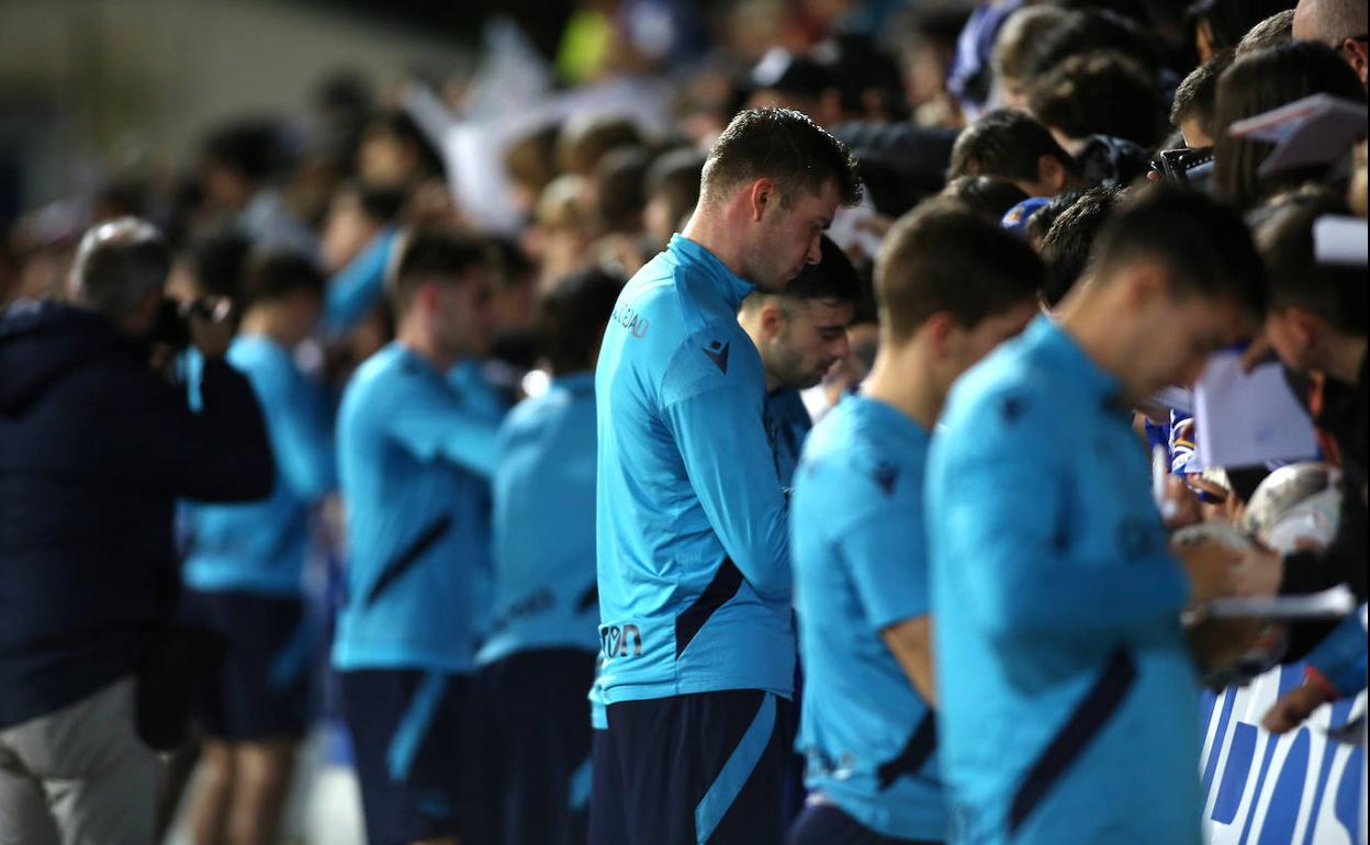 Los futbolistas de la Real Sociedad firman autógrafos a los centenares de aficionados que se acercaron a Zubieta para presenciar el entrenamiento. 