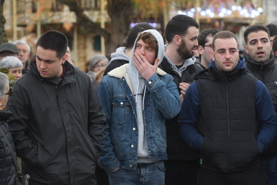 Fotos: Dolor y lágrimas en la concentración en recuerdo a Lukas Agirre