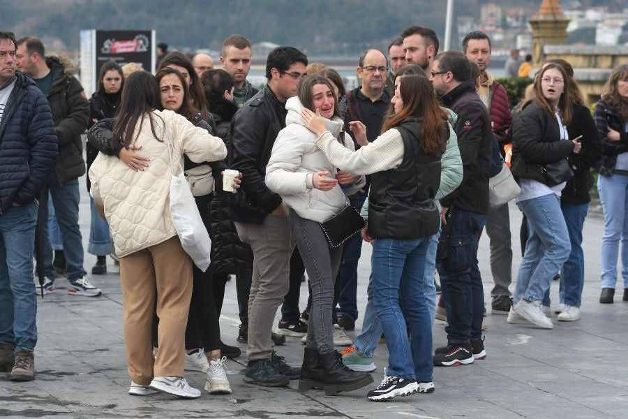 Fotos: Dolor y lágrimas en la concentración en recuerdo a Lukas Agirre