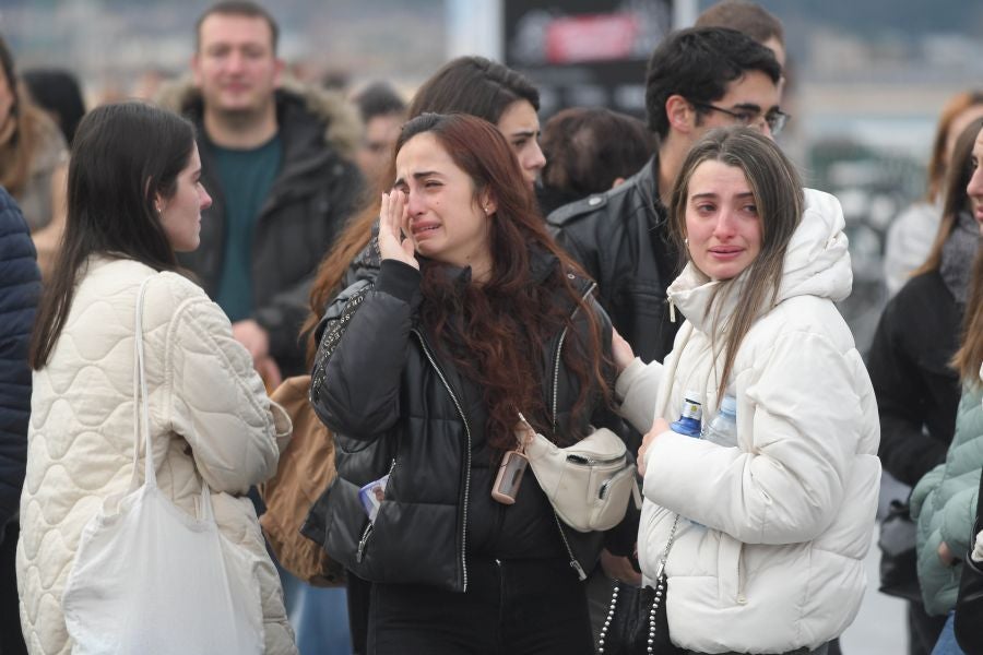 Fotos: Dolor y lágrimas en la concentración en recuerdo a Lukas Agirre