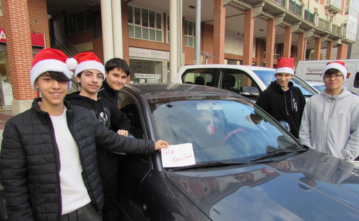 Los cinco adolescentes que han tenido la idea de sembrar coches y portales con sus tarjetas navideñas dibujadas y escritas a mano. 
