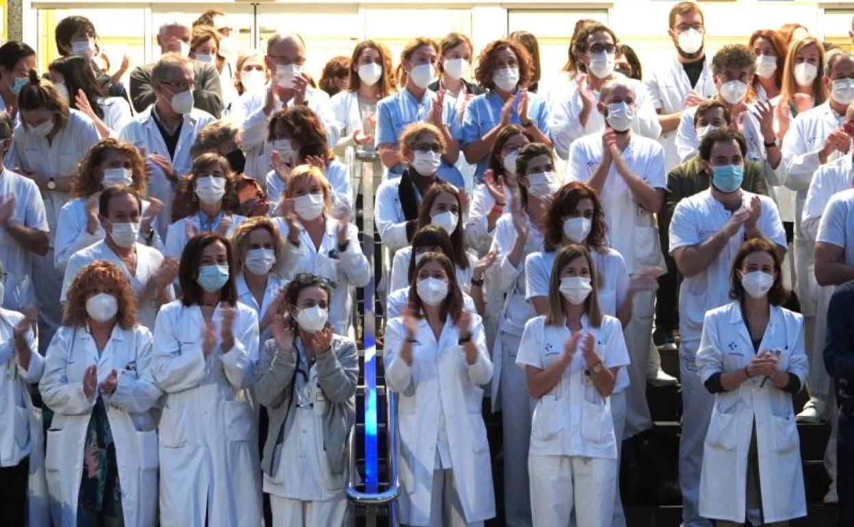 Concentración de sanitarios que se celebró este lunes a la entrada del Hospital Donostia. 