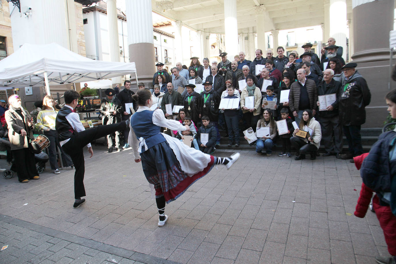 Fotos: Ambiente navideño en una feria muy especial en Ordizia