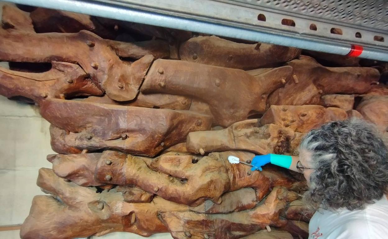 Aspecto que presenta enla actualidad la escultura 'Ruido del Abismo'en el atrio de la sede de Kutxabank.