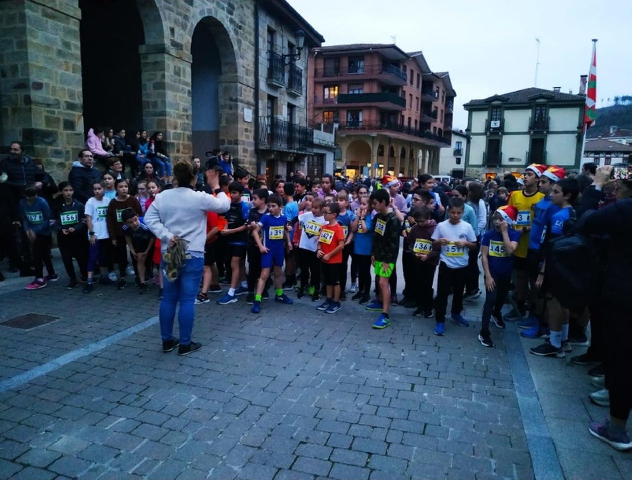 Mikel Arregi izan zen lehenengoa Herriko plazako helmugan. Eskuman, neska-mutikoen lasterketako irteera. 