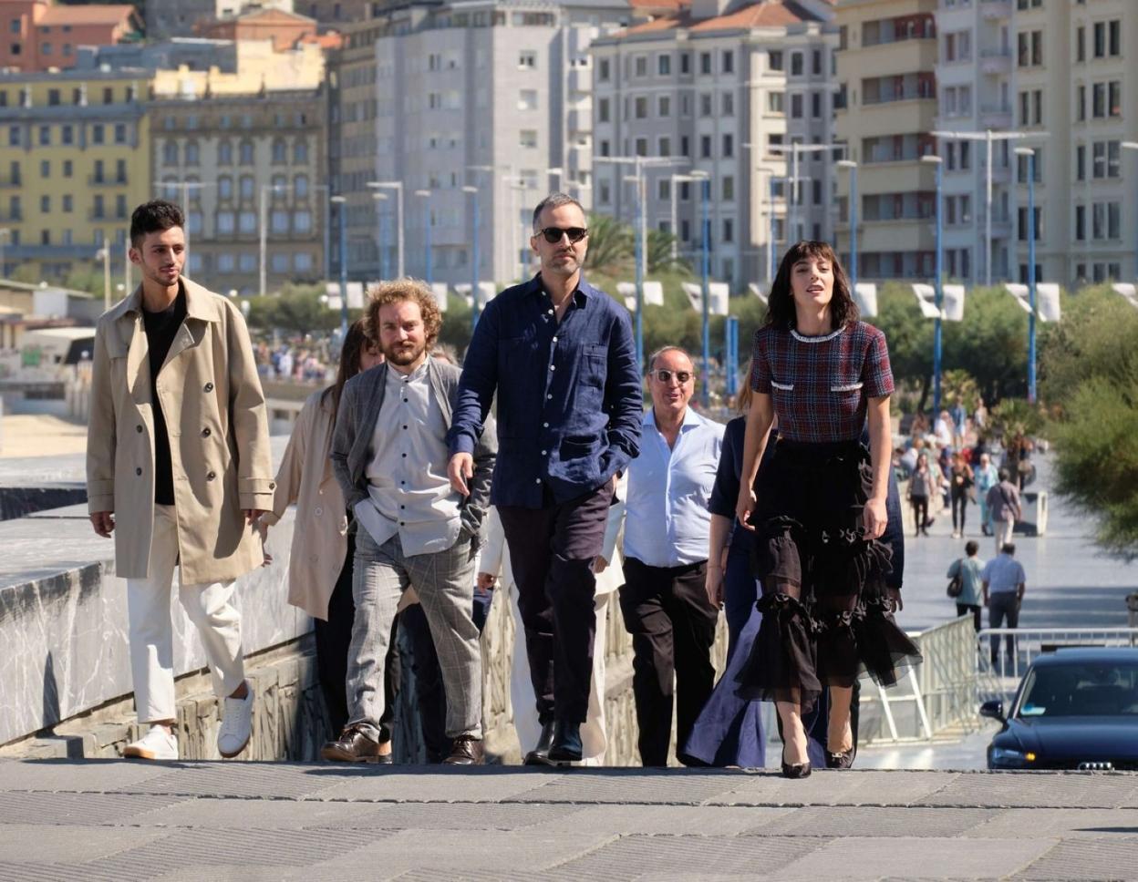 Con el director Mikel Gurrea, en primer plano con gafas, una parte del equipo de 'Suro' en Donostia. 