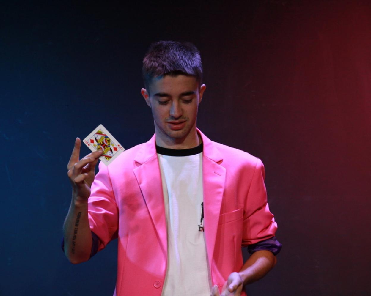 El legazpiarra Eneko Gutiérrez, en pleno truco de magia.