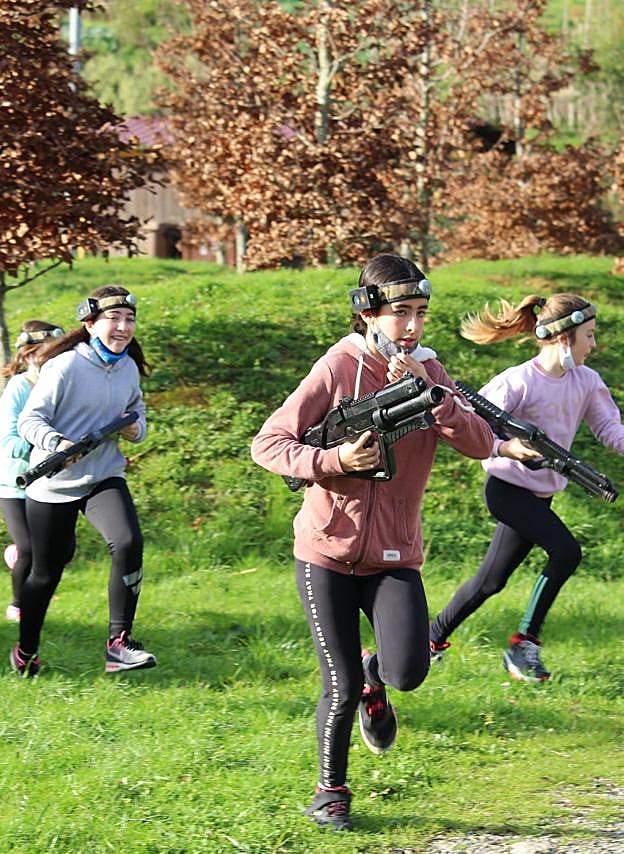 Iaz paintball saioaz gozatu ahal izan zuten. 