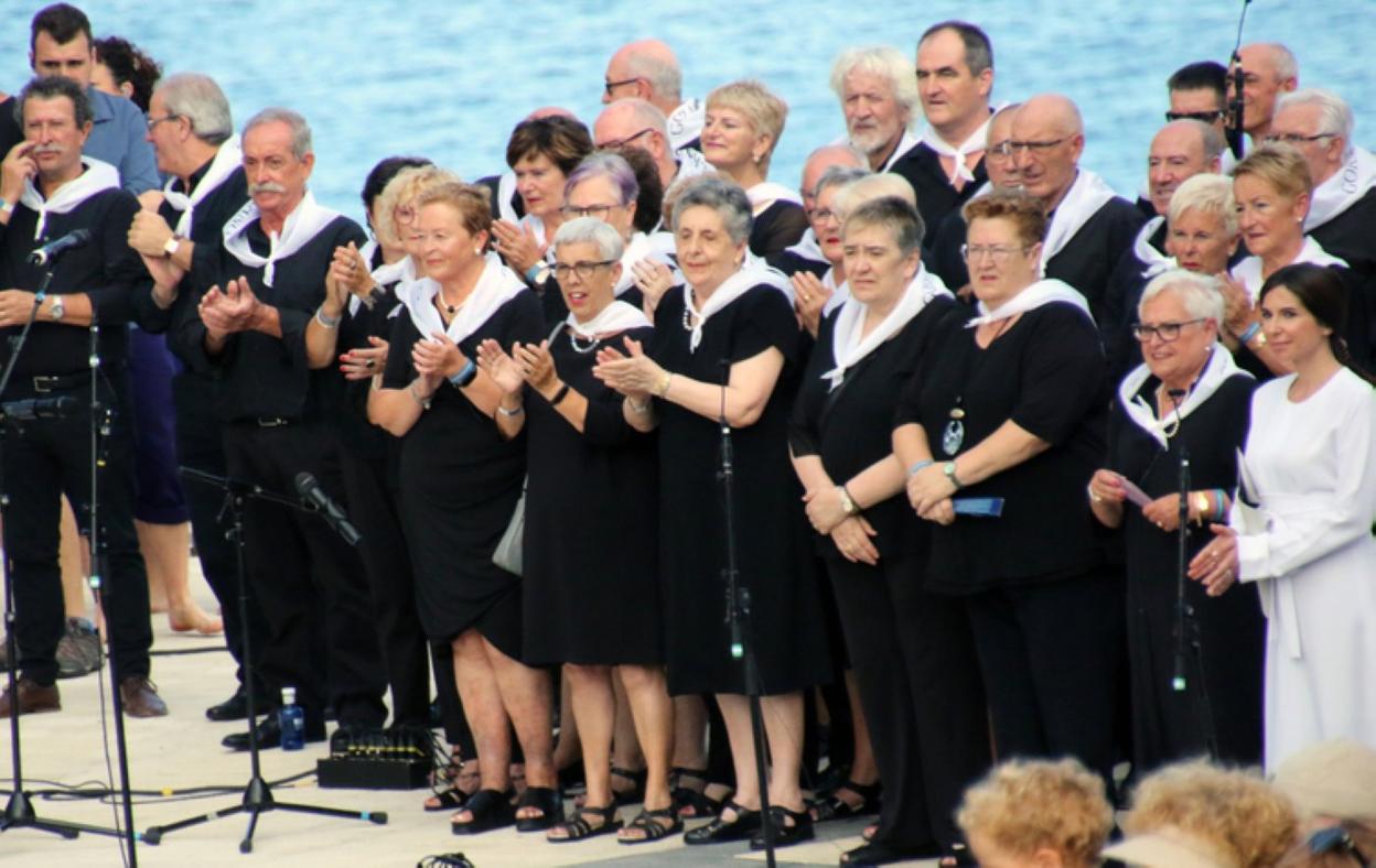 Salbatore Abesbatzak Donostiako Orfeoiarekin batera abestu zuen Elkanoren lehorreratzean. 