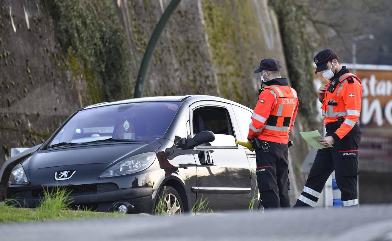 Agentes de la Ertzaintza realizan un control rutinario. 