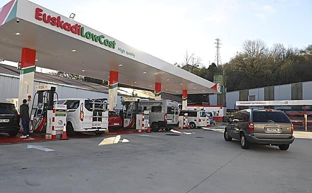 «No doy abasto. Algunos están llenando bidones antes de que termine el descuento de 20 céntimos»