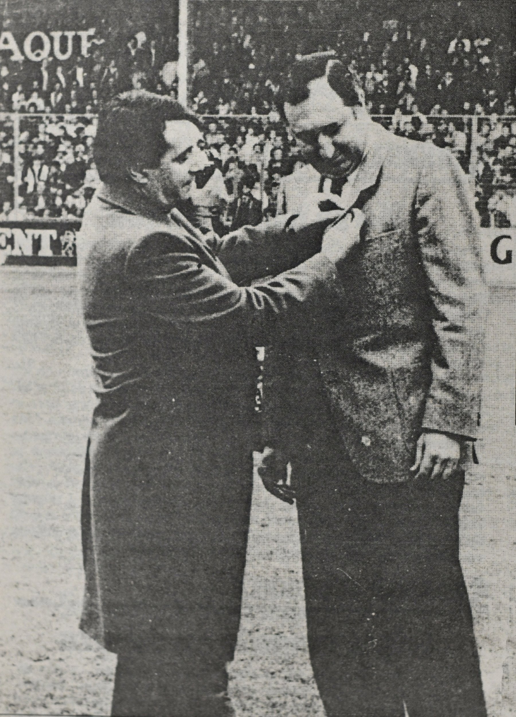 Imagen secundaria 2 - Arriba, Arambarri observa como el balón entra en la portería del Elche. Debajo, Epi encara a Velasco, guardameta del Barça. Sobre estas líneas Iñaki Alkiza pone la insignia de oro y billantes en la solapa de la chaqueta de José Luis Orbegozo. 