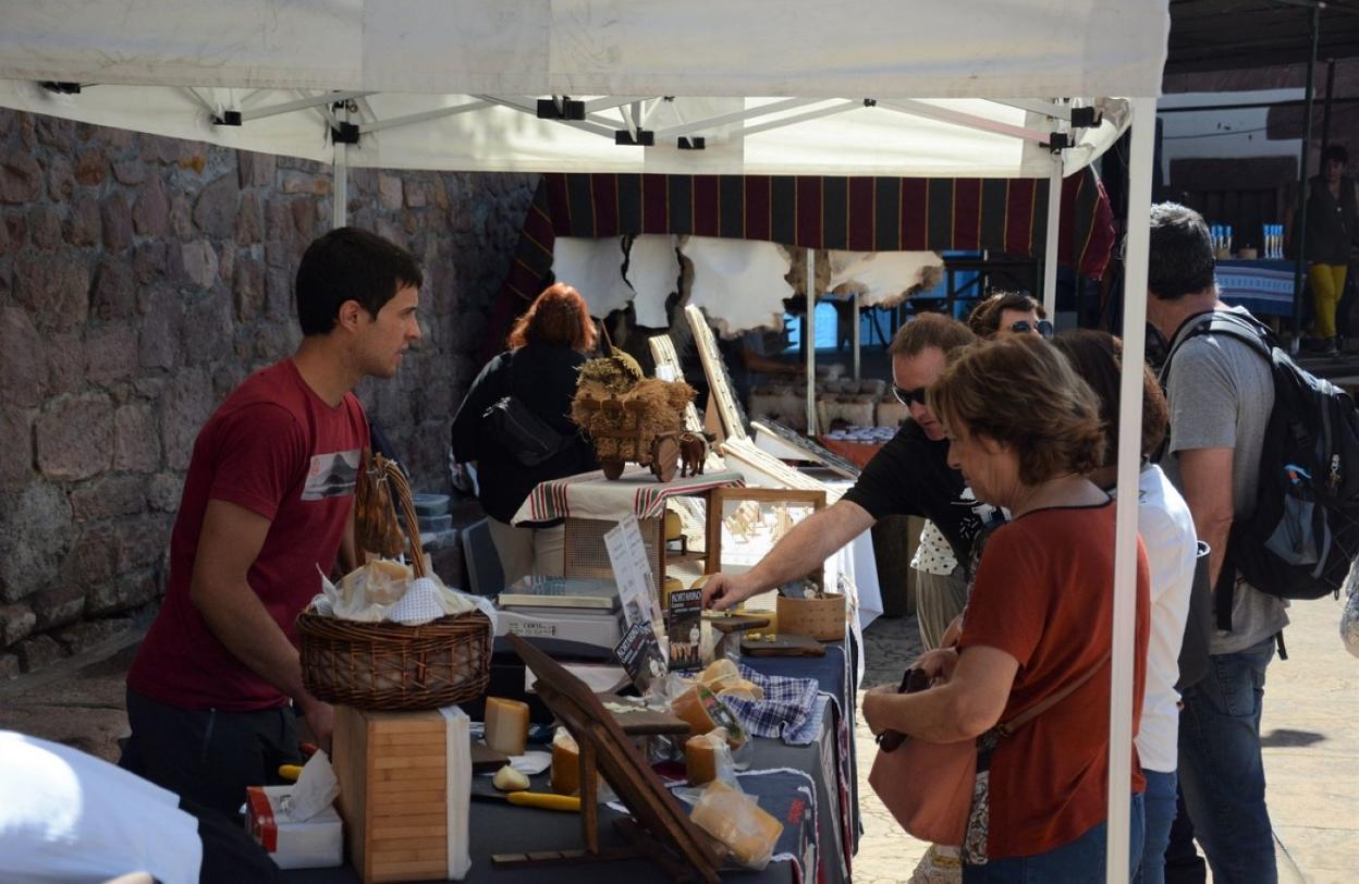 Venta de quesos y de otros productos agroalimentarios en un mercado. 