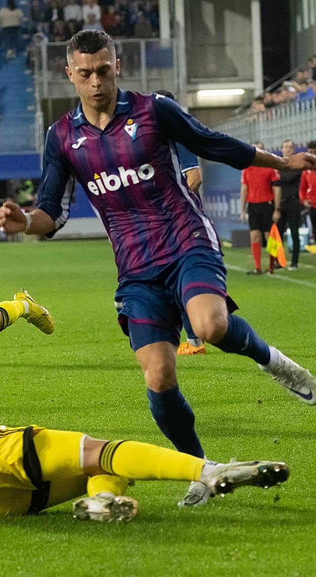 Rahmani desbordando a un defensa del Mirandés en Ipurua. 