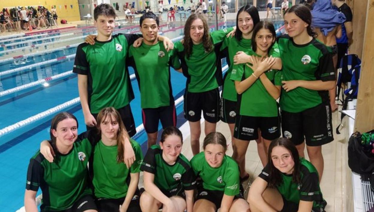 Algunos de los nadadores del Buruntzaldea en Hernani. 