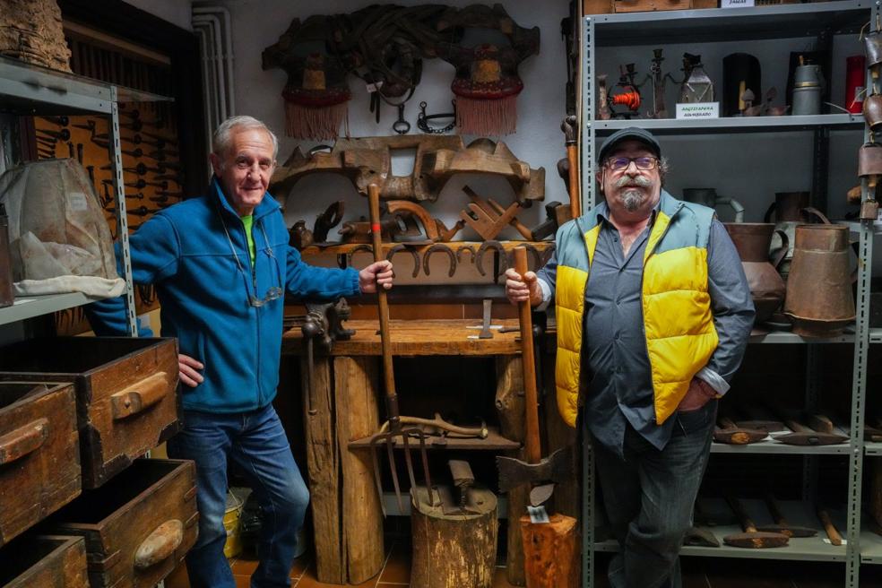 Desde la sede-museo. El voluntario en la recuperación de elementos donados Juanjo Cancio y el presidente de Burdina Taldea, Xabier Arruti 'Txanka'. 