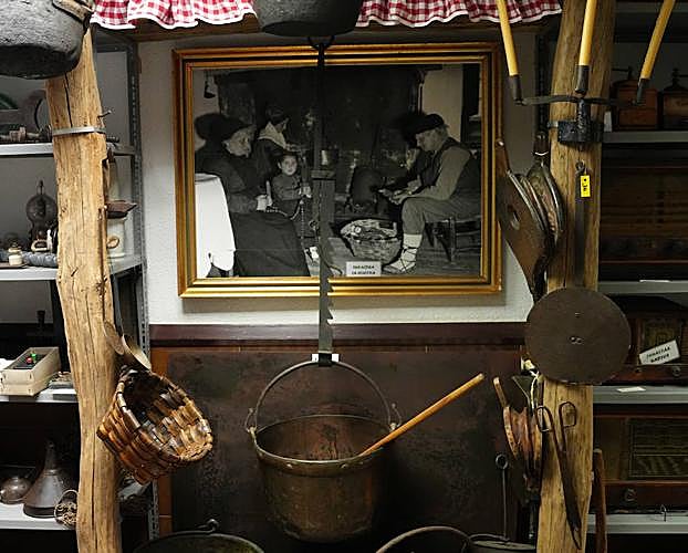 Cocina restaurada, con muchos de los utensilios que se usaban antaño. 