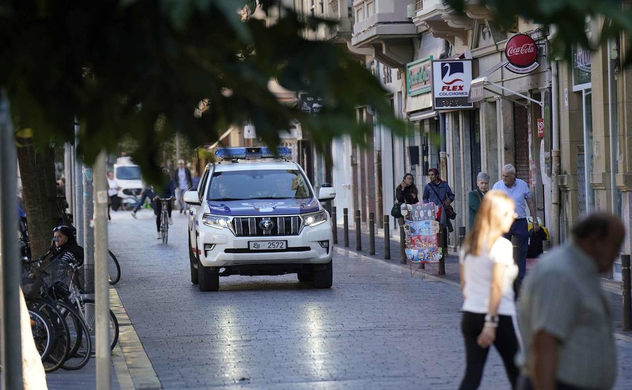 Un vehículo de la Ertzaintza en el barrio donostiarra de Gros