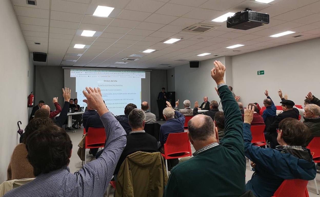 Los accionista respaldan con su voto uno de los puntos del orden del día. 