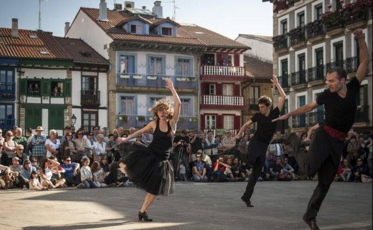 'Loraldia Plazarik Plaza!n' ekimenean Arrigorriagan egindako ikuskizuna. 