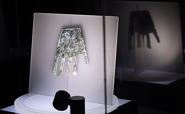 Imagen principal - Unas 6.000 personas pasan por el Planetario de Pamplona para ver &#039;la mano de Irulegi&#039;