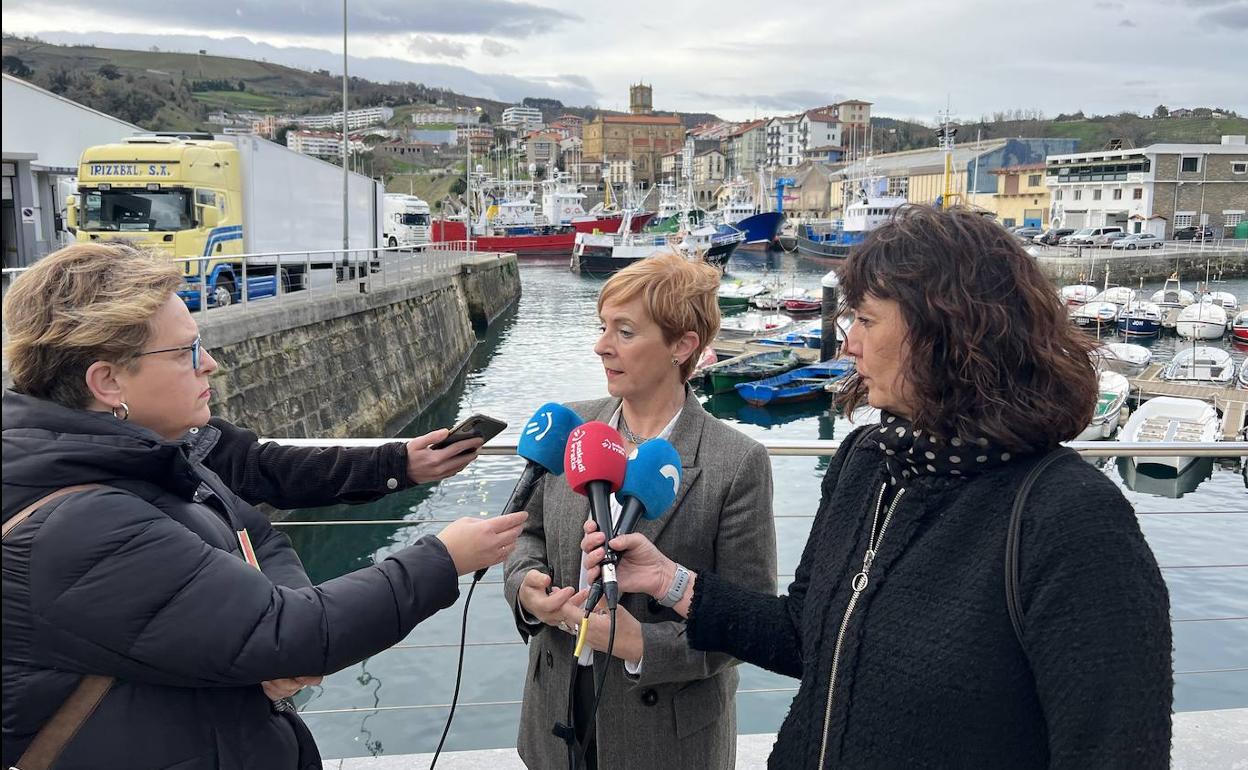 La consejera Arantxa Tapia atiende a los medios este jueves en Getaria.
