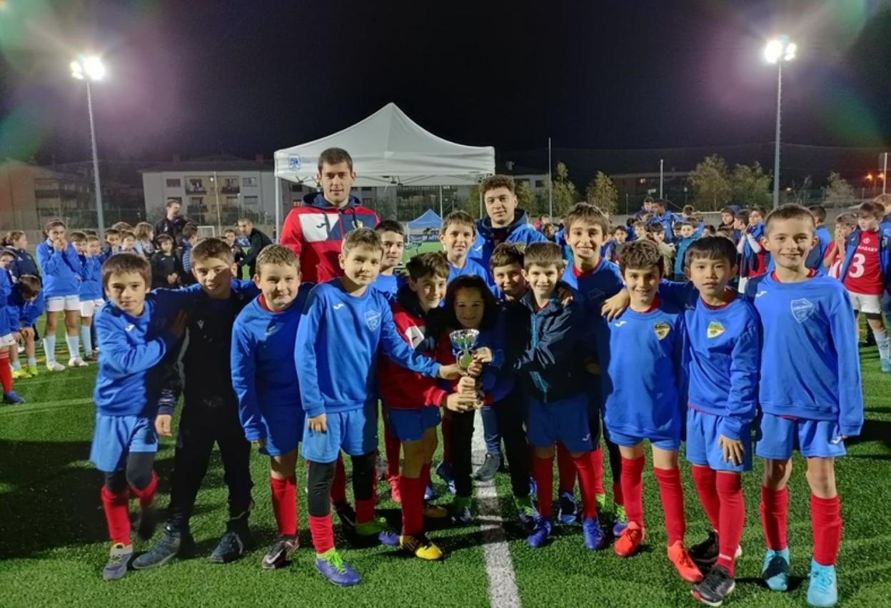 Los campeones de las diferentes categorías de esta XIII edición con sus entrenadores muestran los trofeos obtenidos. 