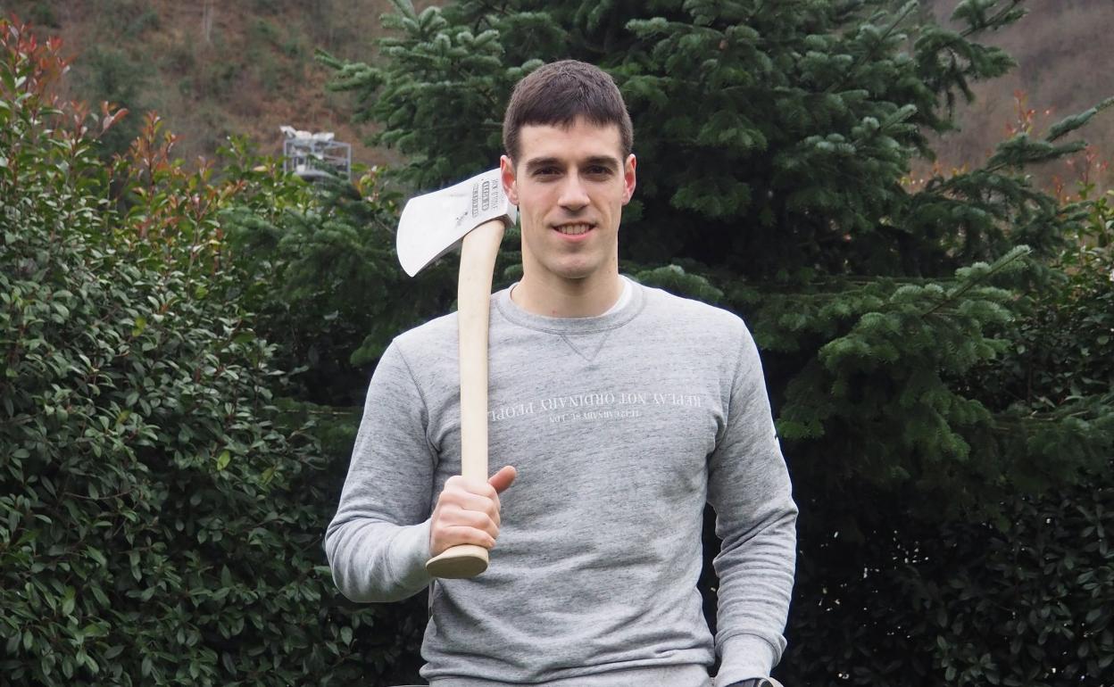 Julen Alberdi 'Txikia IV.', Larramendi Torreako jardinean. 