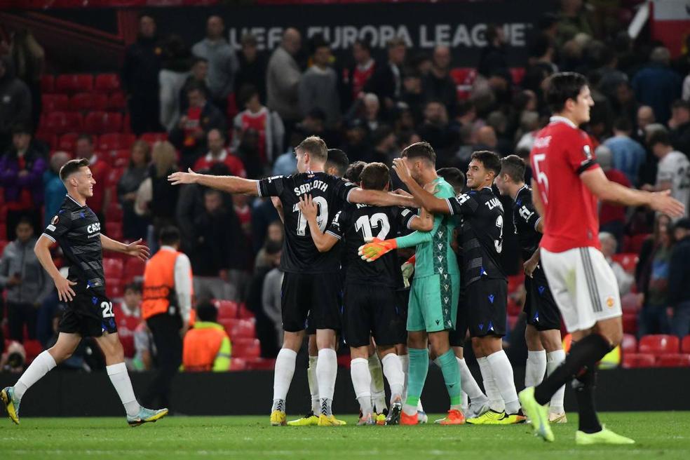 Los jugadores de la Real Sociedad celebran su victoria en Old Trafford frente al Manchester United en la Europa League. 
