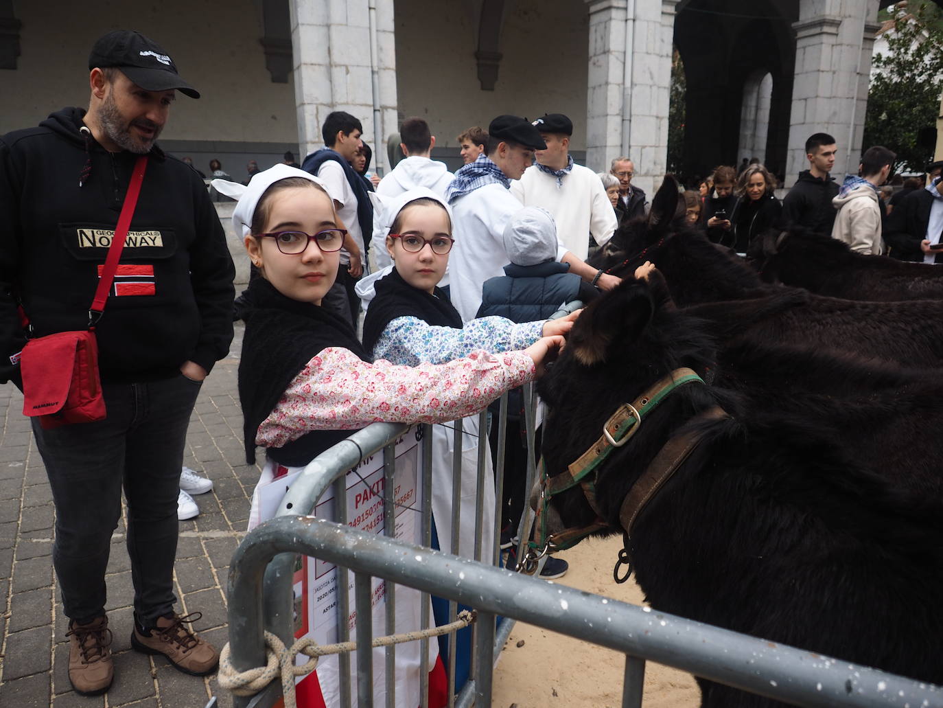 Fotos: Gran ambiente en la feria de Gabon Zahar de Elgoibar
