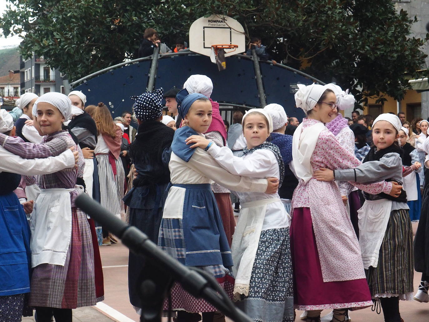 Fotos: Gran ambiente en la feria de Gabon Zahar de Elgoibar