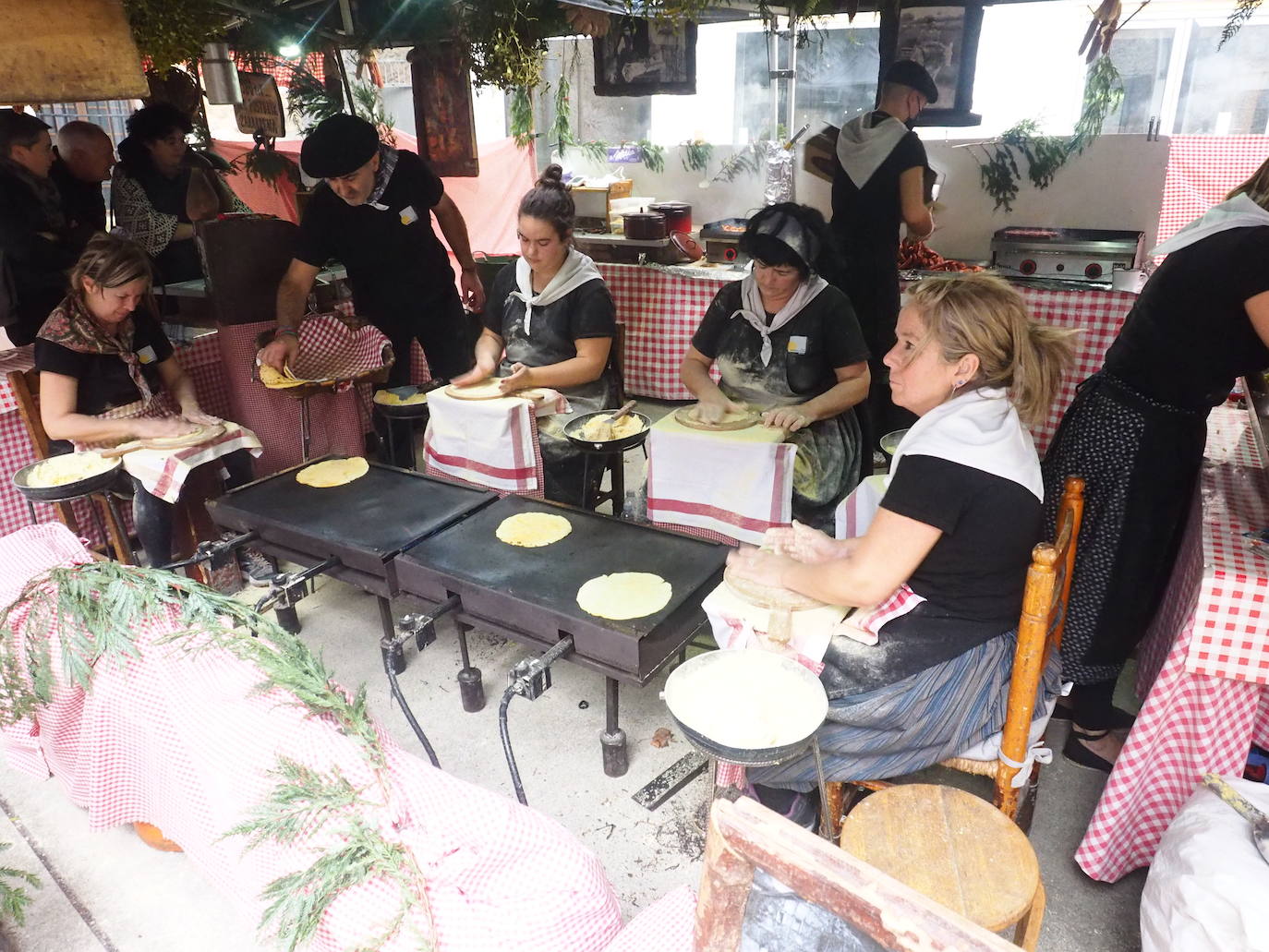 Fotos: Gran ambiente en la feria de Gabon Zahar de Elgoibar