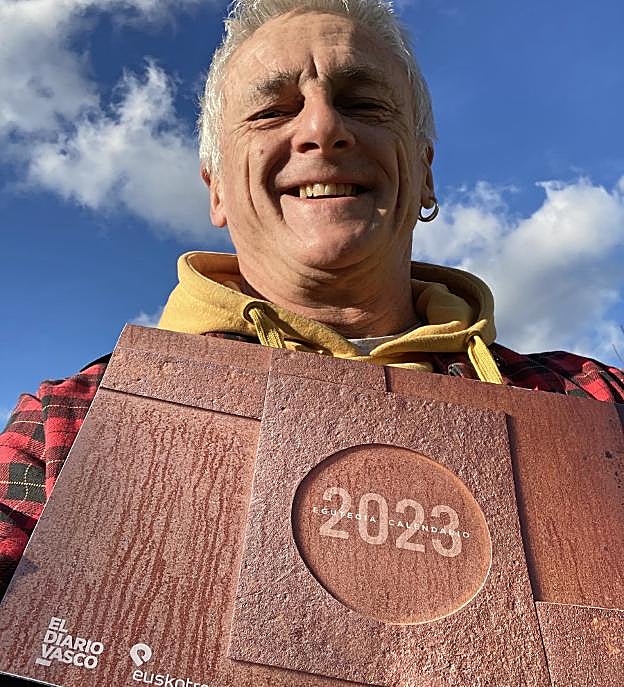 El creativo legazpiarra con la portada del calendario de EL DIARIO VASCO que lleva su firma. 