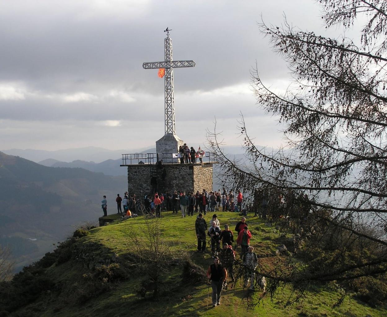 La cruz de Irimo volverá a vestirse de fiesta mañana para dar la bienvenida al año junto a los vecinos de Urretxu, Zumarraga y pueblos de alrededor.