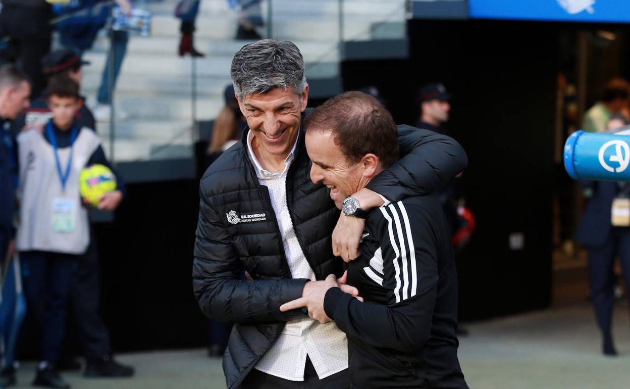 Imanol Alguacil se abraza a Jagoba Arrasate en el inicio del encuentro. 