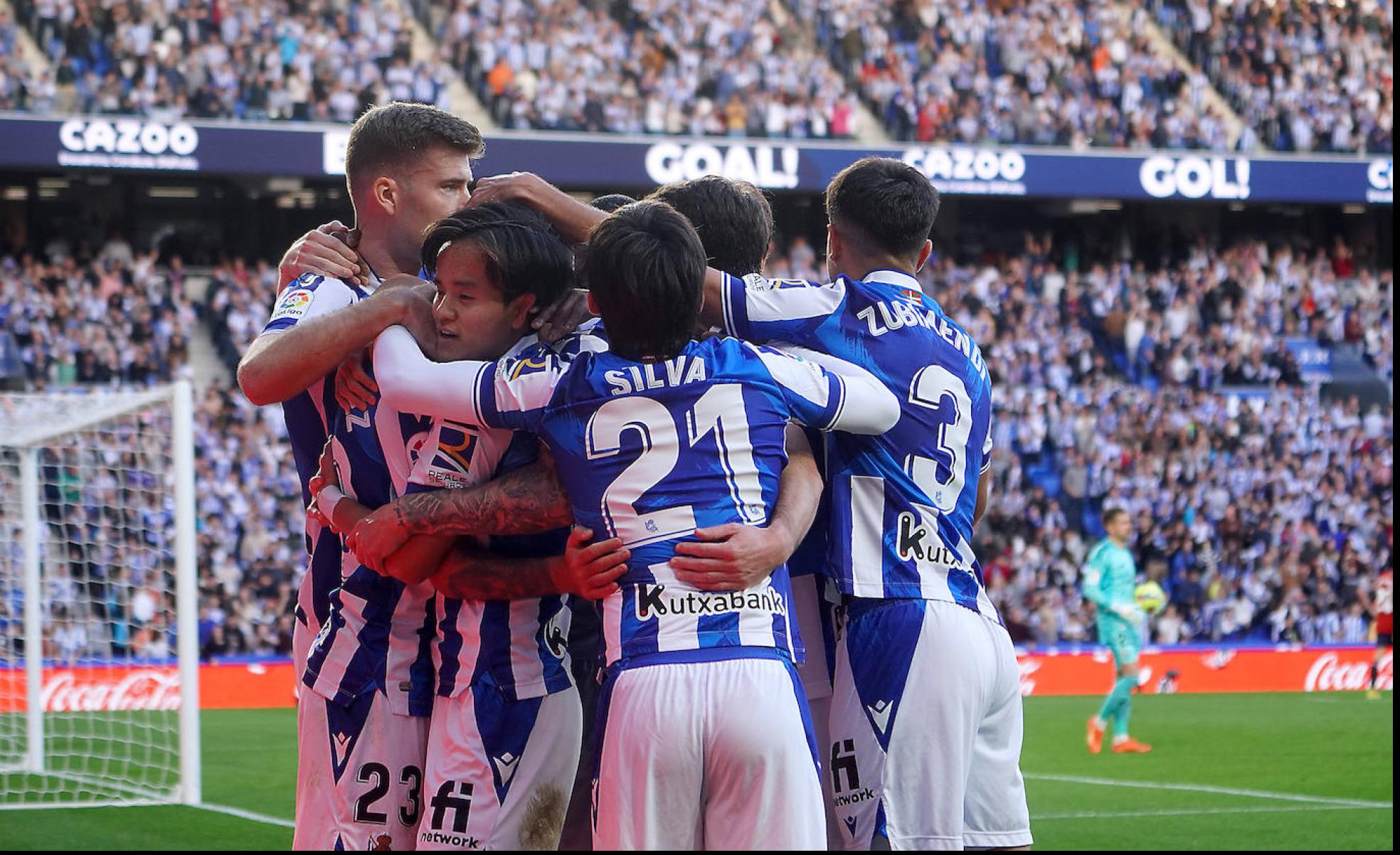Los jugadores de la Real celebran el primer tanto, obra de Brais,