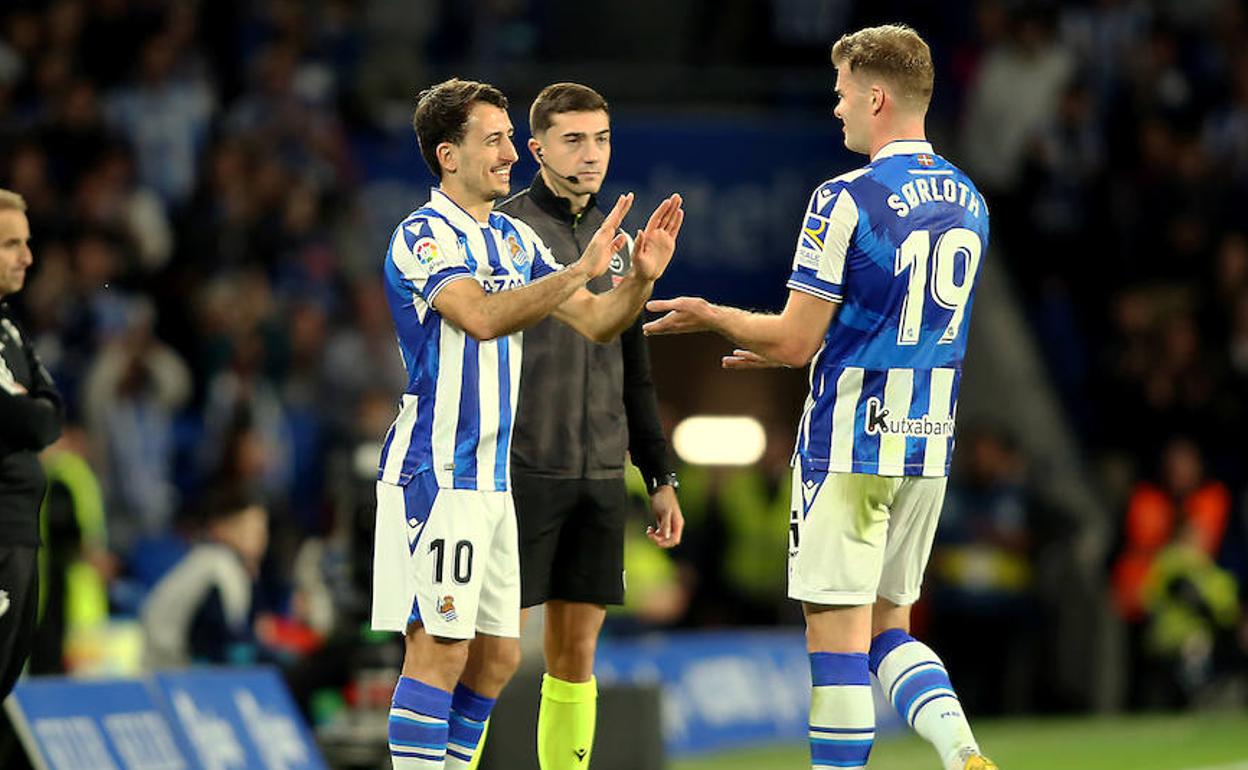 Oyarzabal sonríe al chocar las manos a Sorloth en su vuelta a los terrenos de juego.