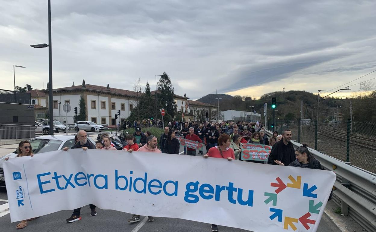 La marcha de Sare pasa frente a la cárcel de Martutene.
