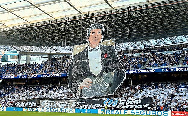 Tifo de Bultzada en honor a Imanol, como 'El Padrino'.