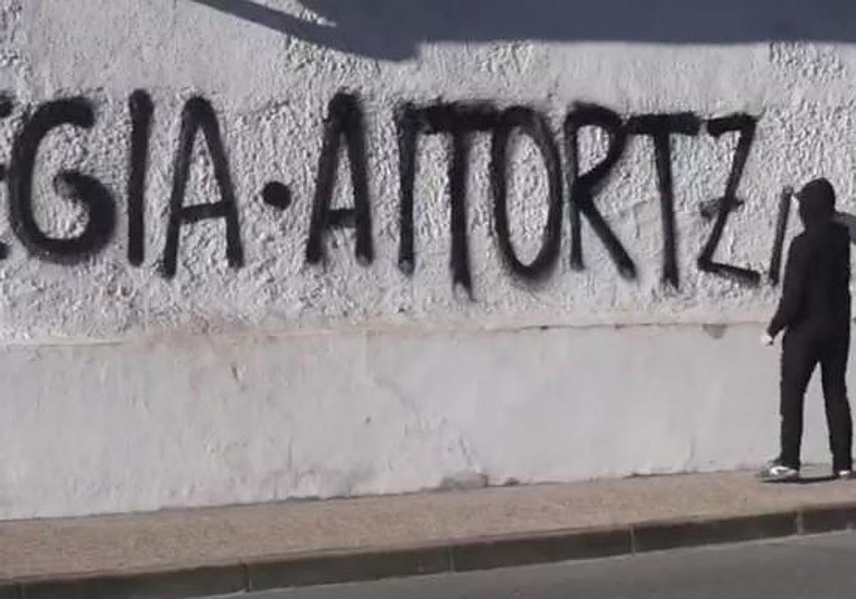 Fotograma del vídeo en el que los jóvenes realizan una pintada en la fachada de La Cumbre.