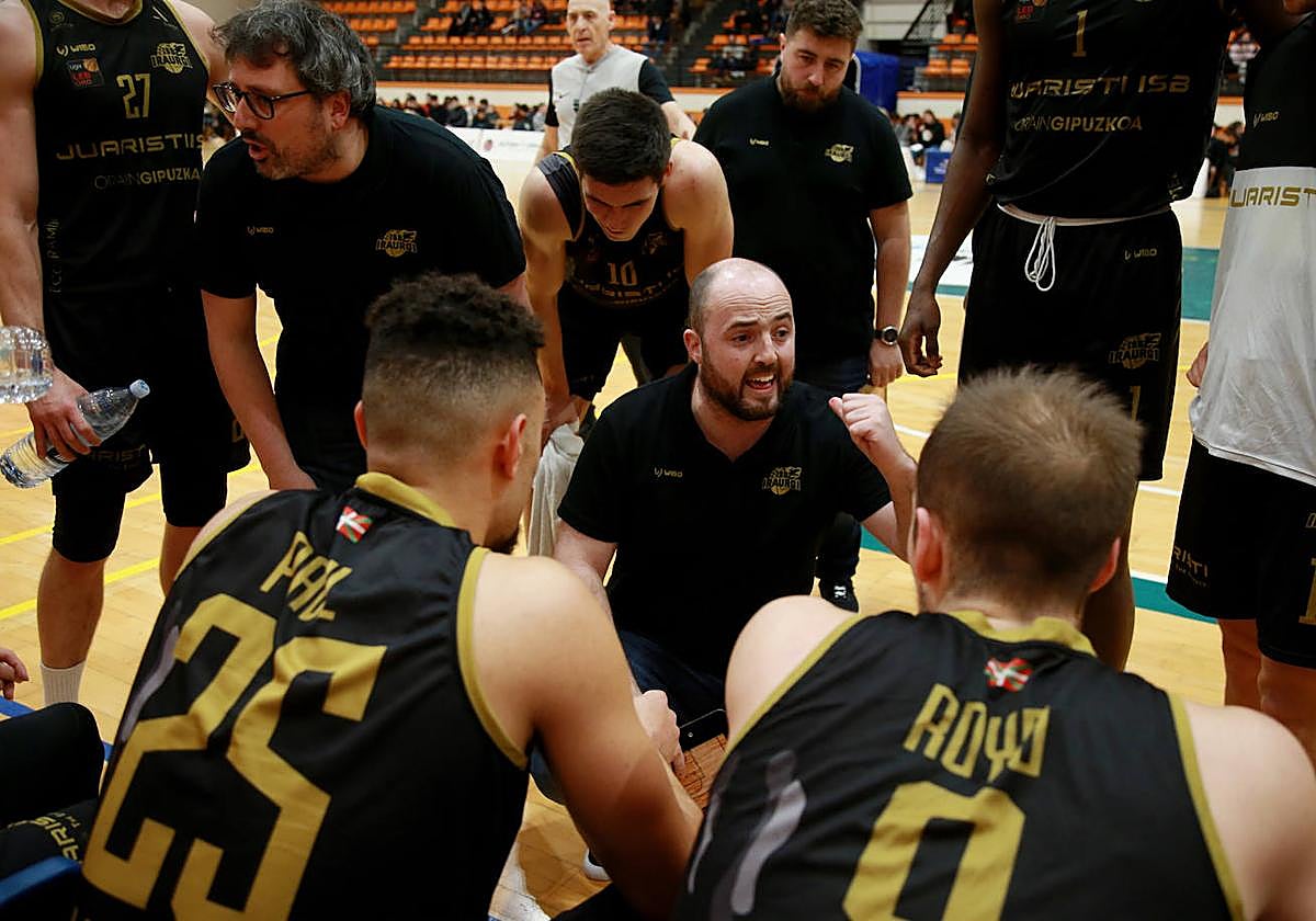 Odriozola da instrucciones durante un tiempo muerto