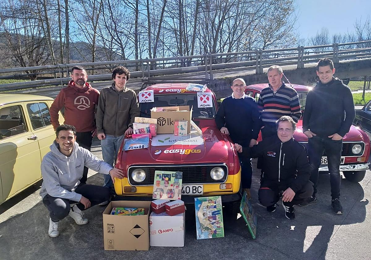 Miembros de Axiri Kalsikoak con el material escolar que llevaron a Gernika hace varios días