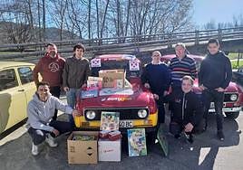 Miembros de Axiri Kalsikoak con el material escolar que llevaron a Gernika hace varios días