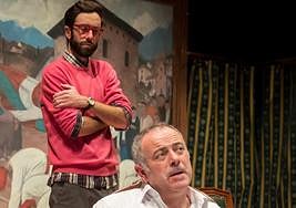 Iker Galartza, en primer plano, y Zuhaitz Gurrutxaga están en el teatro Principal hasta el domingo con la comedia 'Lehendakari gaia'.