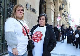 Sandra Bon y Mari Mar Fernández, antes de la concentración celebrada este miércoles delante de Kutxabank en Donostia.