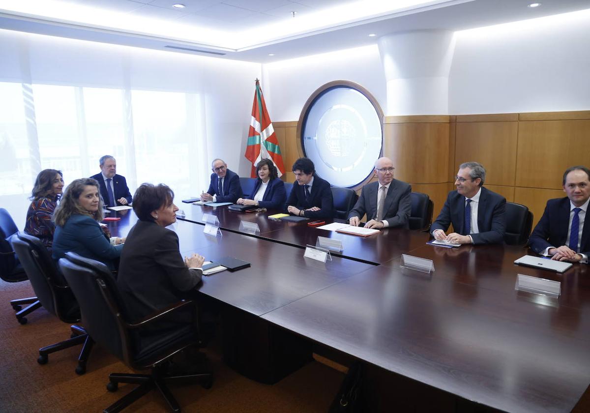 El consejero de Hacienda, Pedro Azpiazu, preside la mesa del CVF con los tres diputados generales, entre ellos Olano, el diputado de Hacienda Perona y otros representantes