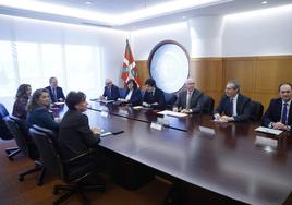 El consejero de Hacienda, Pedro Azpiazu, preside la mesa del CVF con los tres diputados generales, entre ellos Olano, el diputado de Hacienda Perona y otros representantes