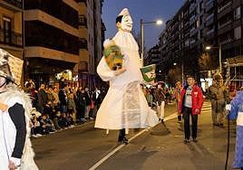 Zanpantzar se presentó ante los irundarras acompañado por toda la comparsa.